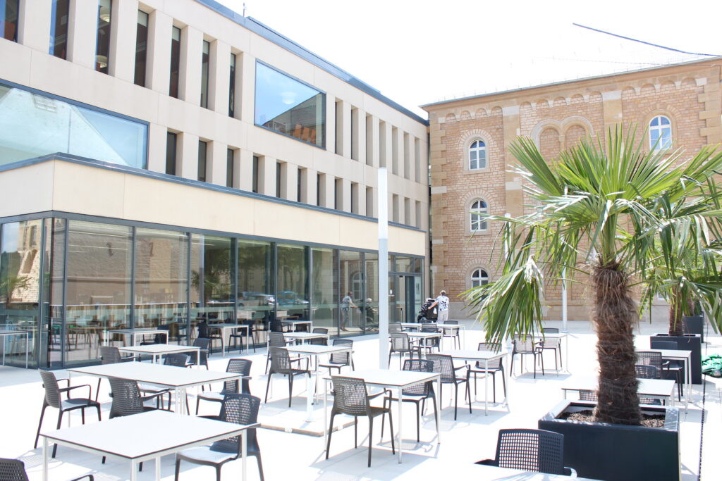 Terrasse du centre Op der Rhum