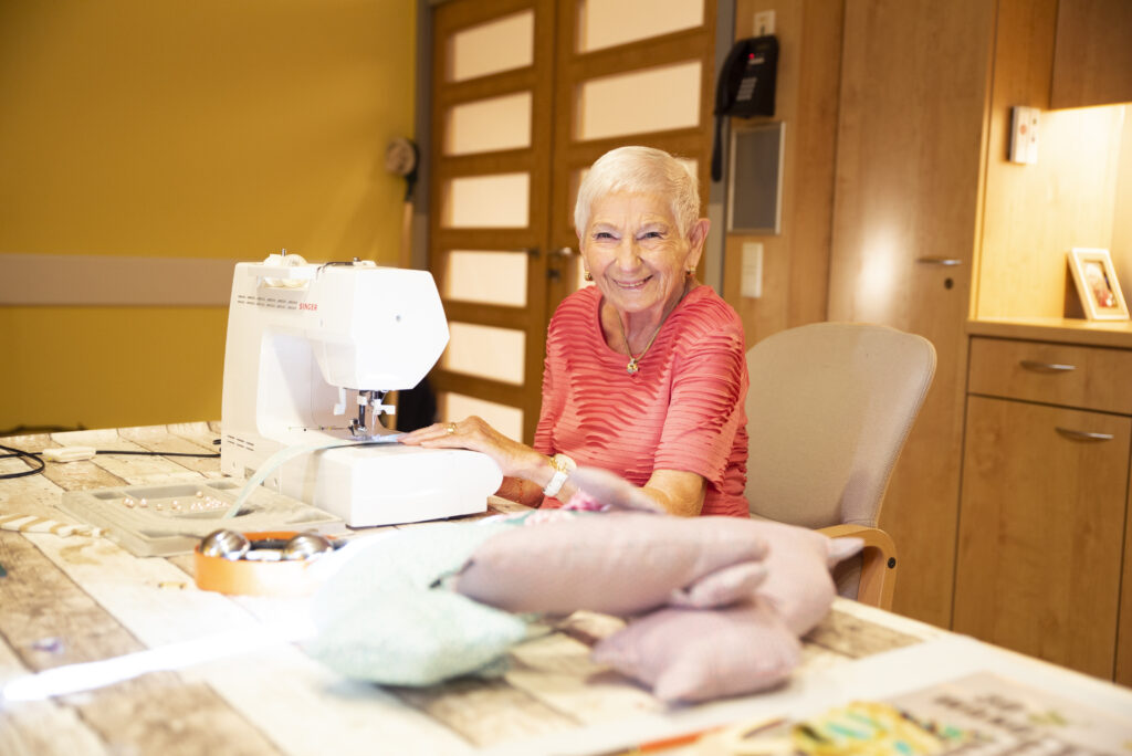 Une résidente fait de la couture