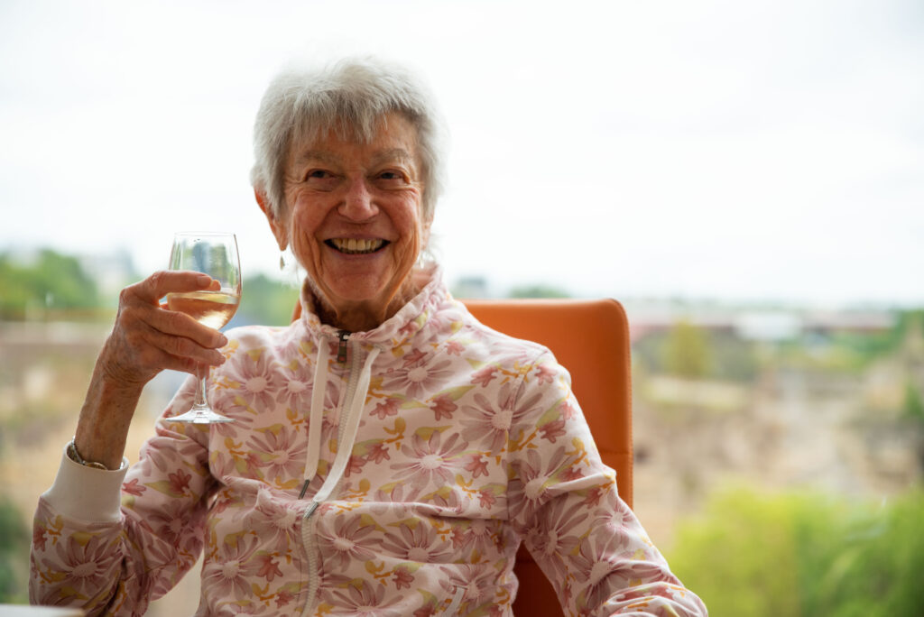 Résidente qui tient un verre en main