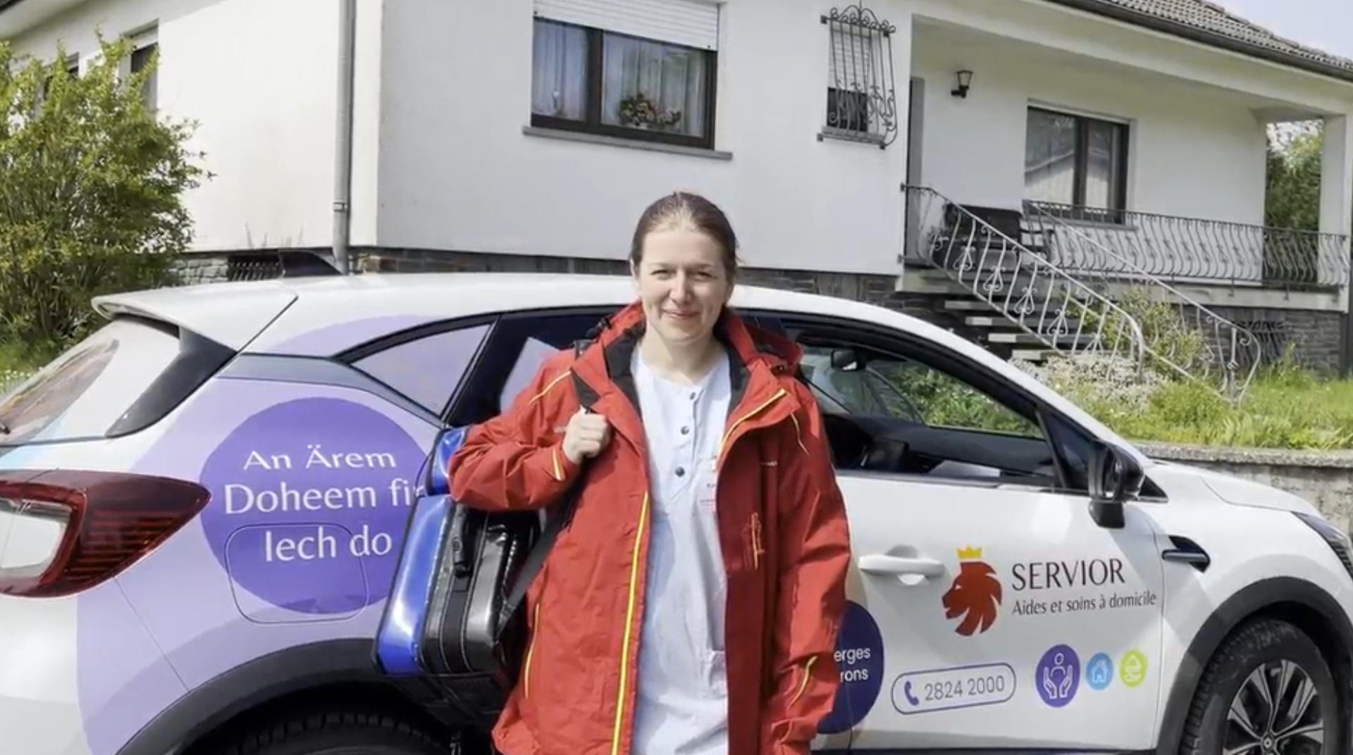 Une infirmière devant une voiture