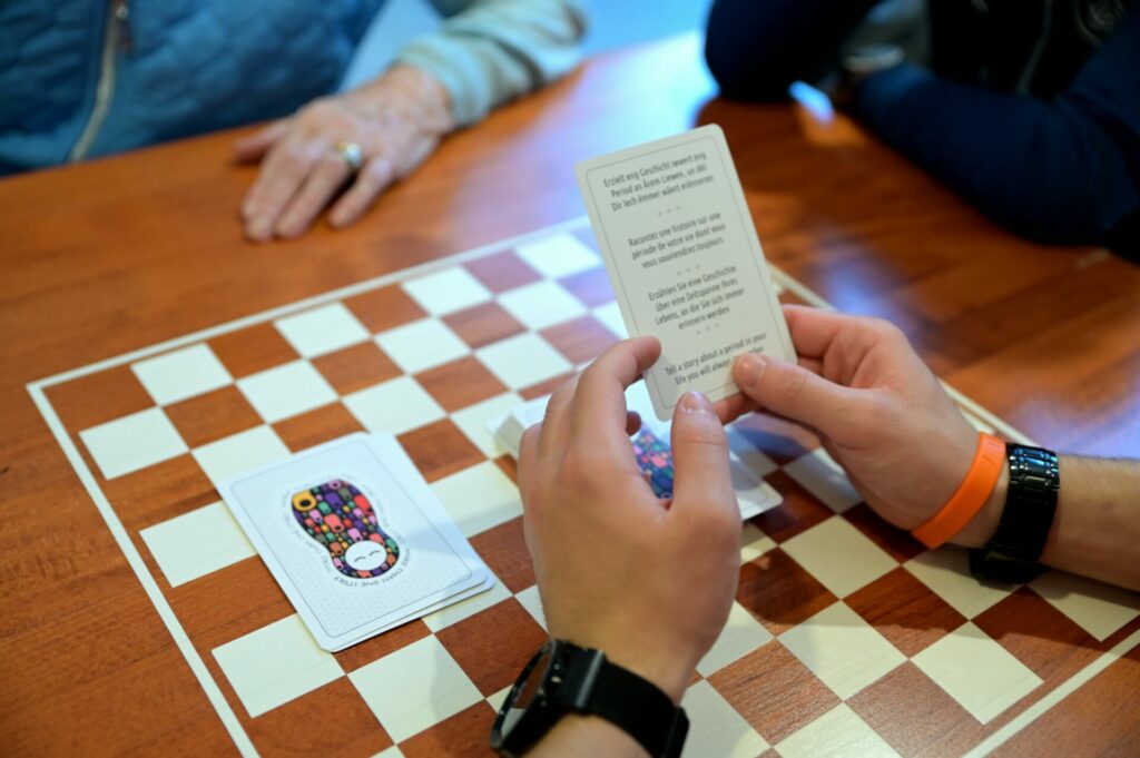 Une personne tient une carte dans ses mains