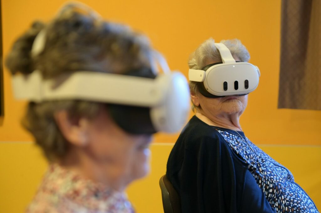 Une dame coiffée d'un casque de réalité virtuelle