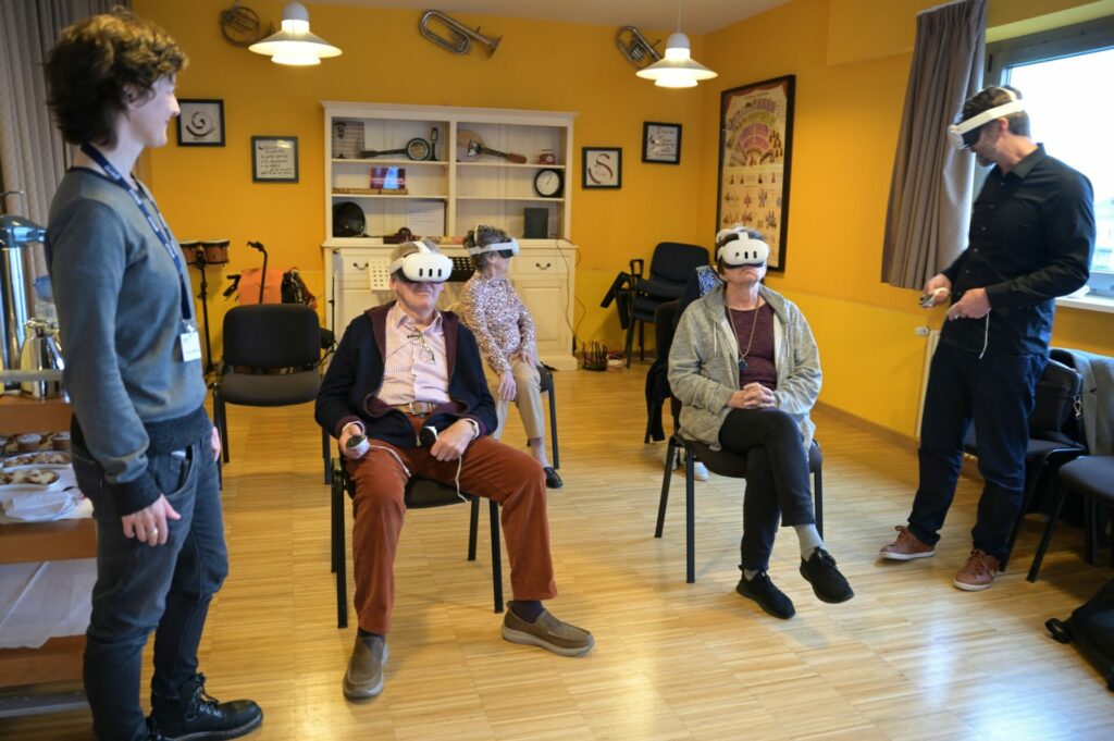 Des personnes avec des casques de réalité virtuelle.