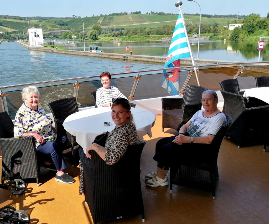 Des personnes assises dans un bateau