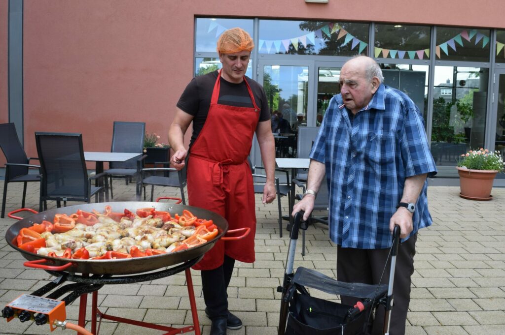 Cuisinier et poelle géante