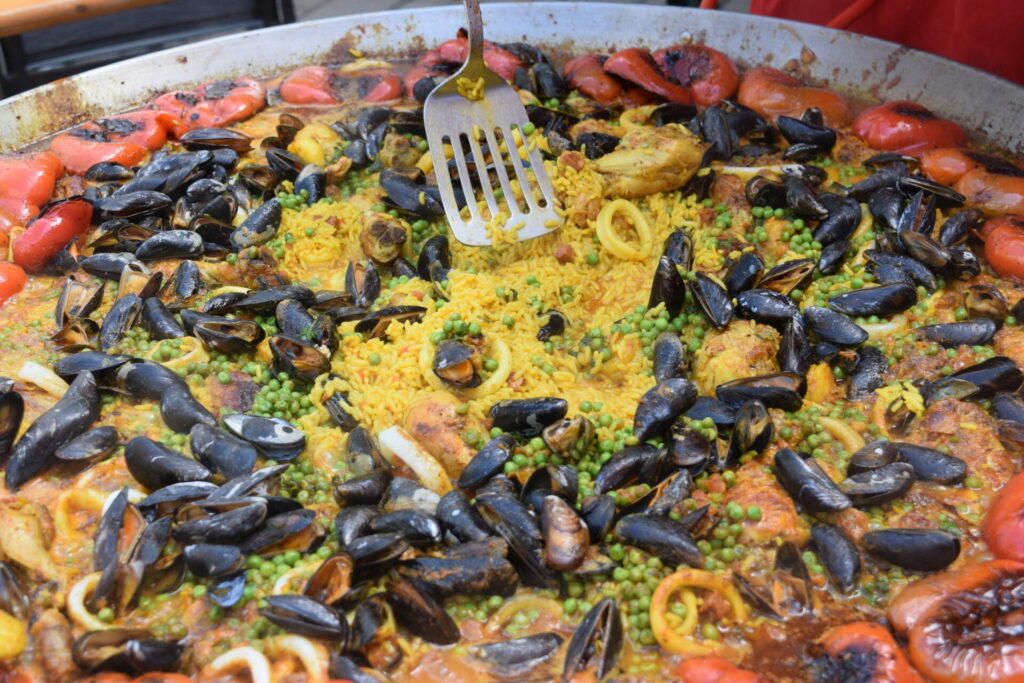 une énorme paella