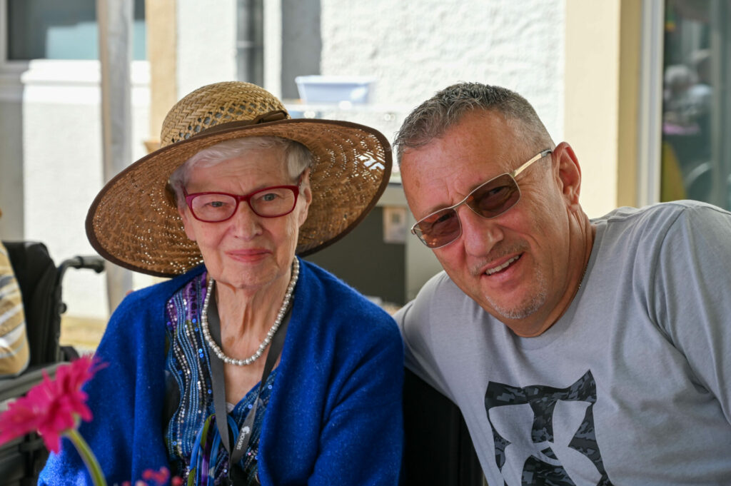 deux personnes regardent le photographe