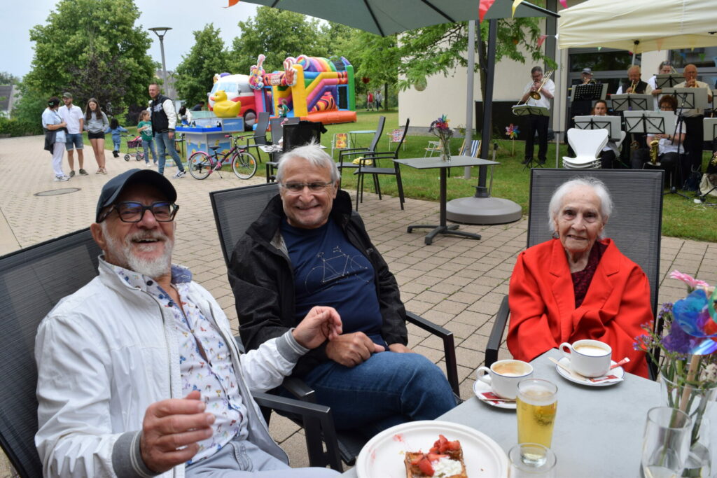 des personnes attablées à une fête