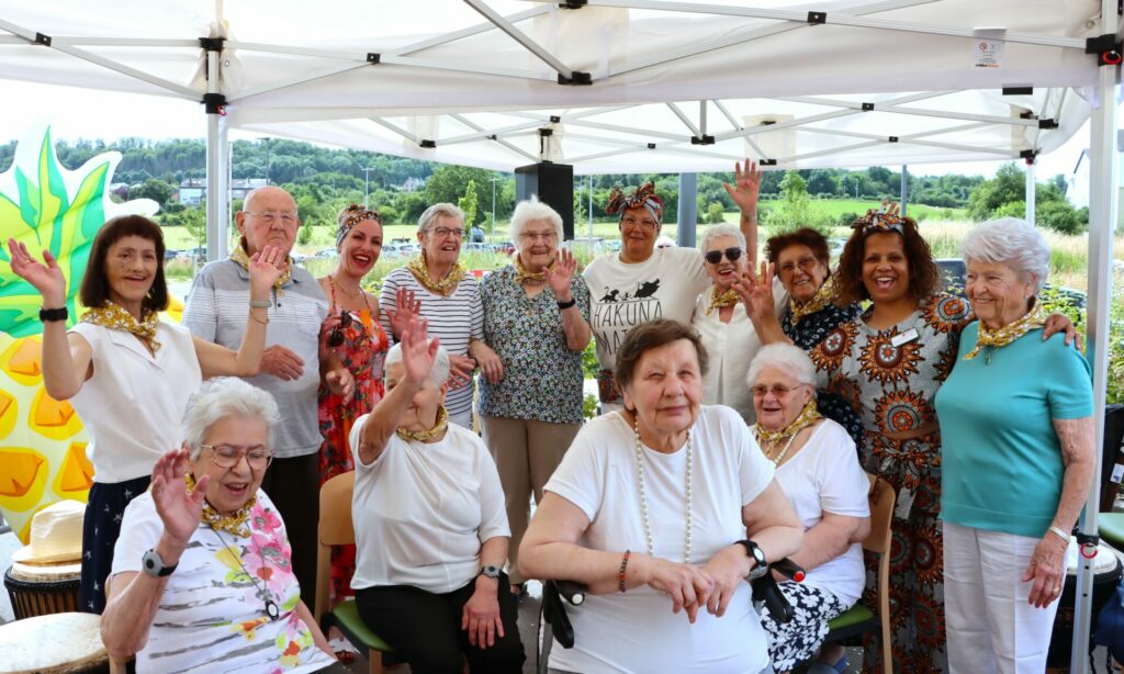 groupe de personnes saluant