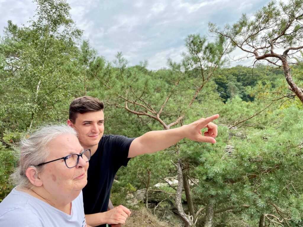 deux personnes dans la nature