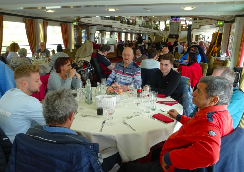 table ronde dans un bateau