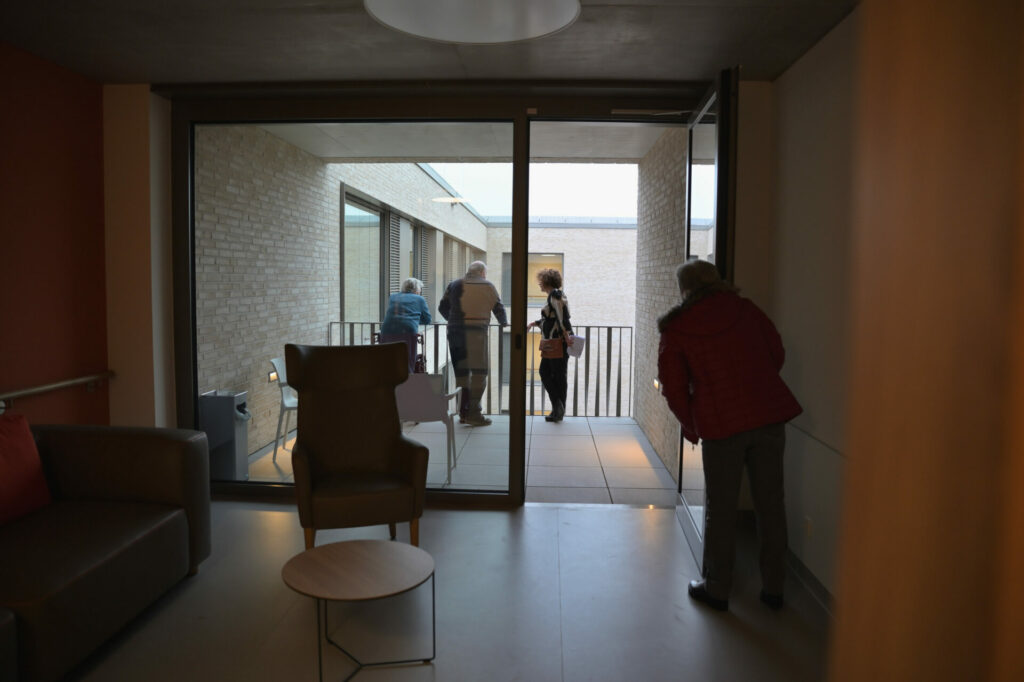 visiteurs sur un balcon