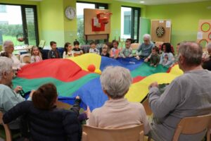 Des enfants et des aînés jouent