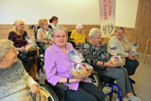 Des dames assises avec un cadeau