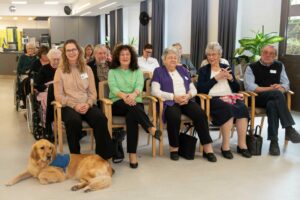 Groupe assis avec un chien à ses pieds