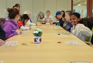 Des enfants et des aînés jouent au bingo