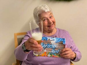 Une dame lève un verre de bière