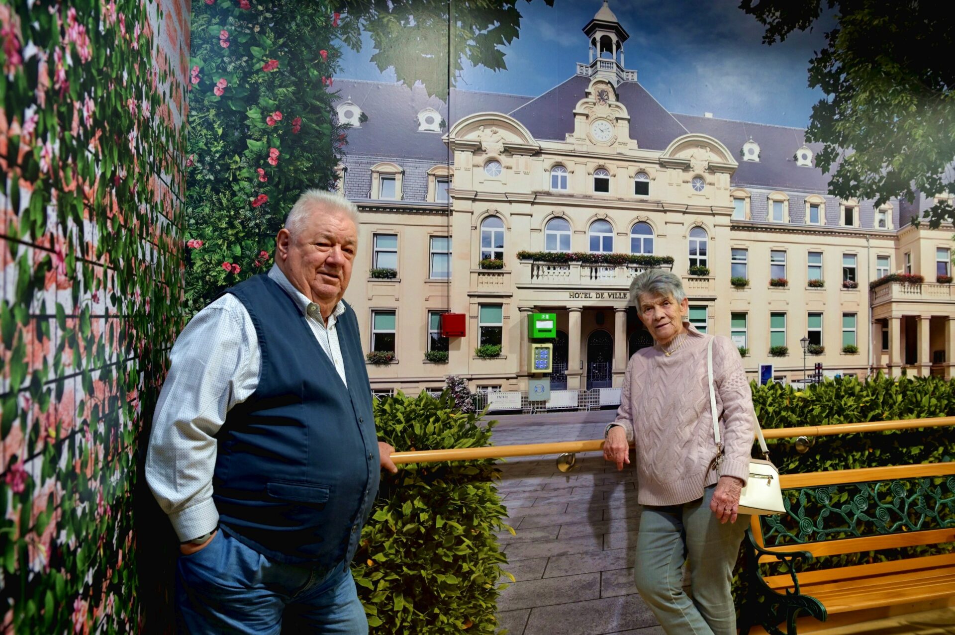 Couple devant un décor d'hôtel de ville